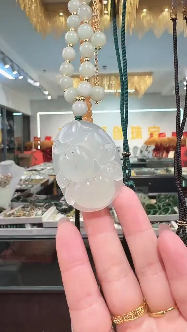 颈饰未镶嵌和田玉（糖玉）吊坠