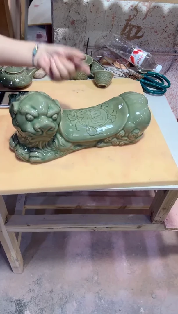耀州窑青瓷狮子枕头