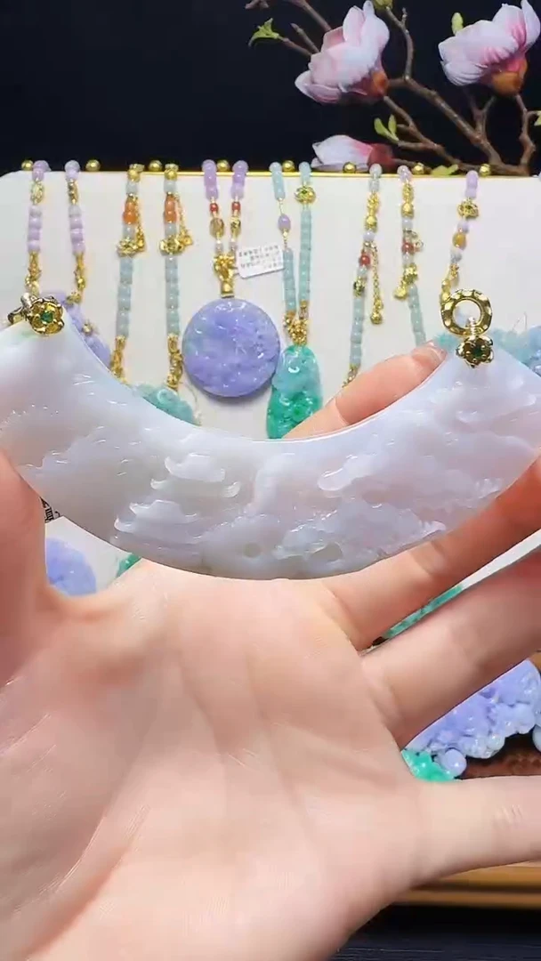 翡翠未镶嵌颈饰弯弯