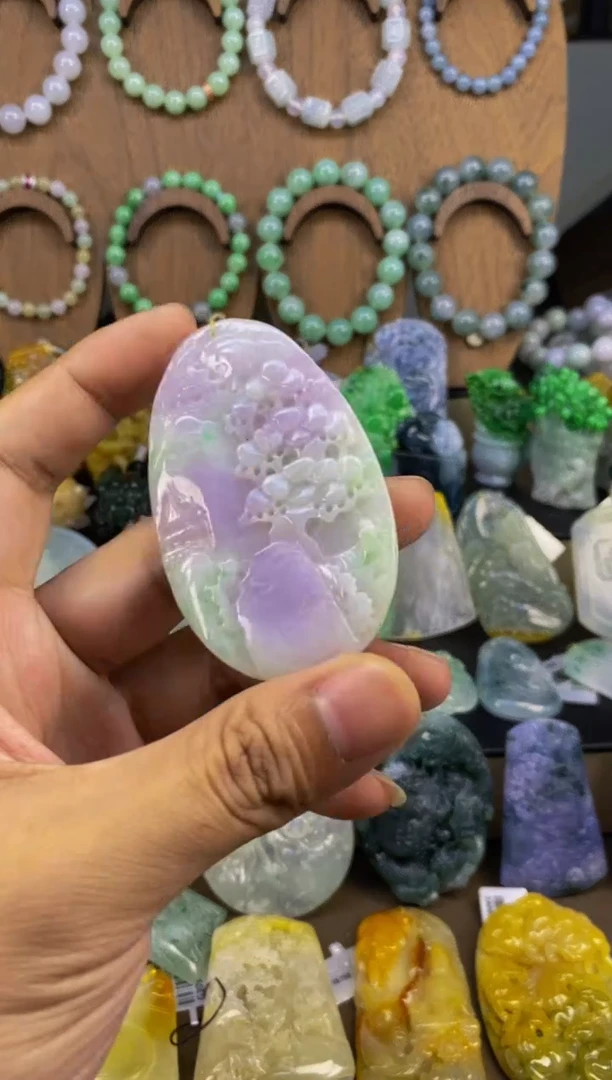 翡翠未镶嵌颈饰山水