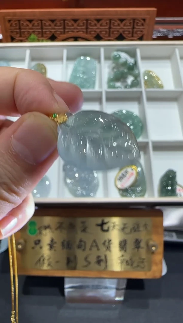 18K金镶嵌挂件翡翠A货翡翠多样性孤品