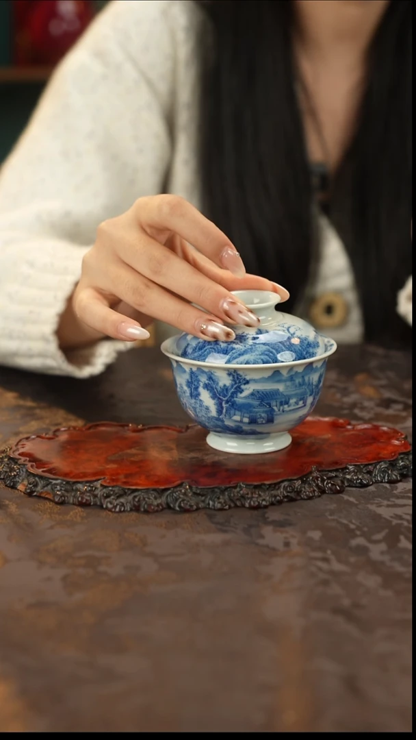 青花手绘山水盖碗