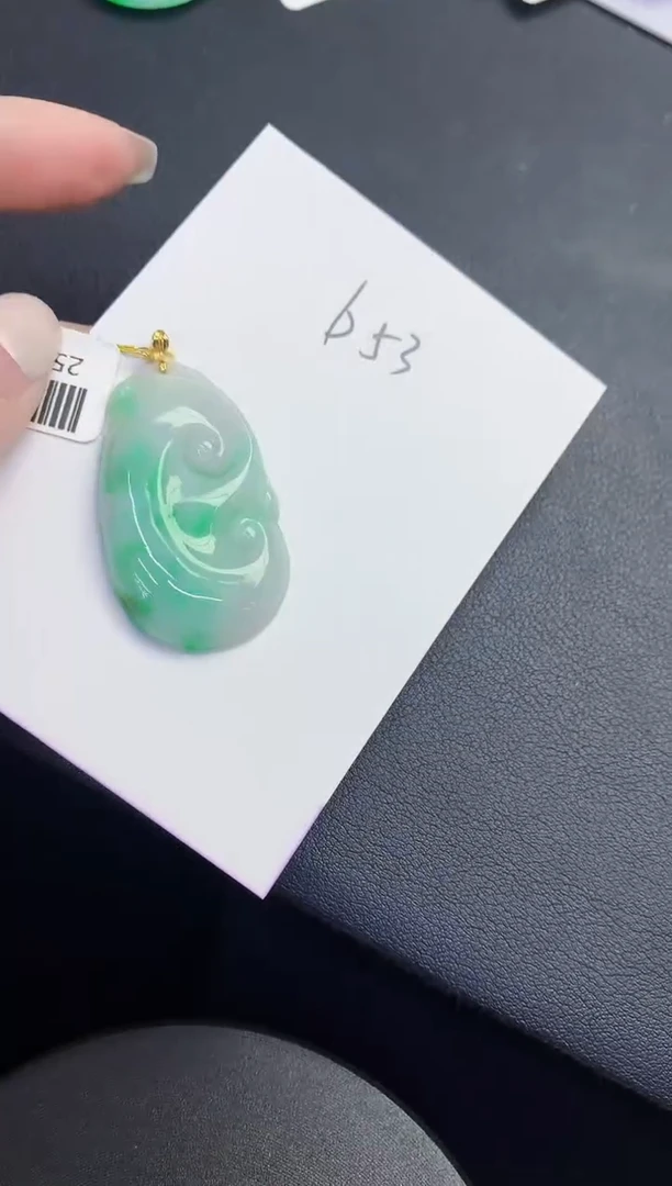 颈饰18K金镶嵌翡翠缅甸天然翡翠A货