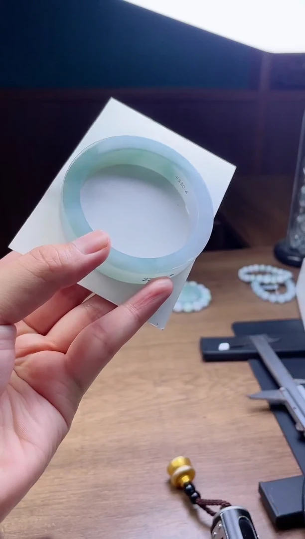 未镶嵌手镯定制翡翠余**好定制