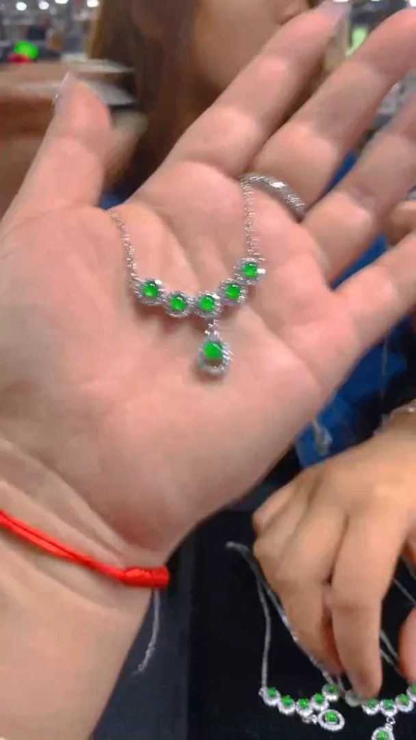 【闪购商品】翡翠吊坠(赠链)未镶嵌0397633752多样性发其一