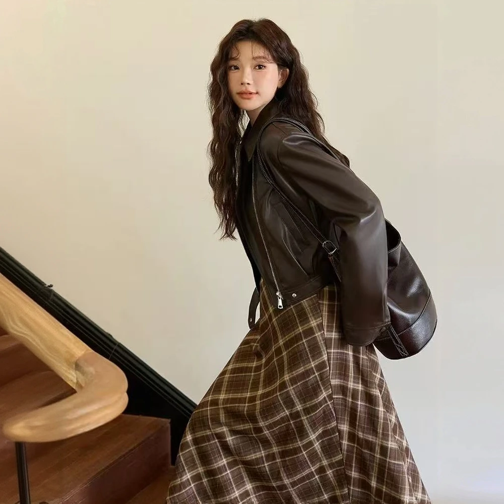 五季家咖色上衣皮衣+长半裙格子裙两件套大码女装思思ZL110434