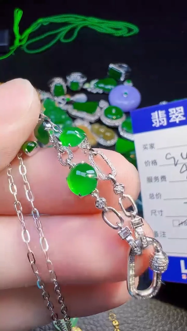 颈饰18K金镶嵌翡翠茶*花翡翠