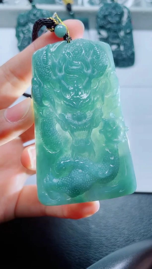 颈饰未镶嵌翡翠