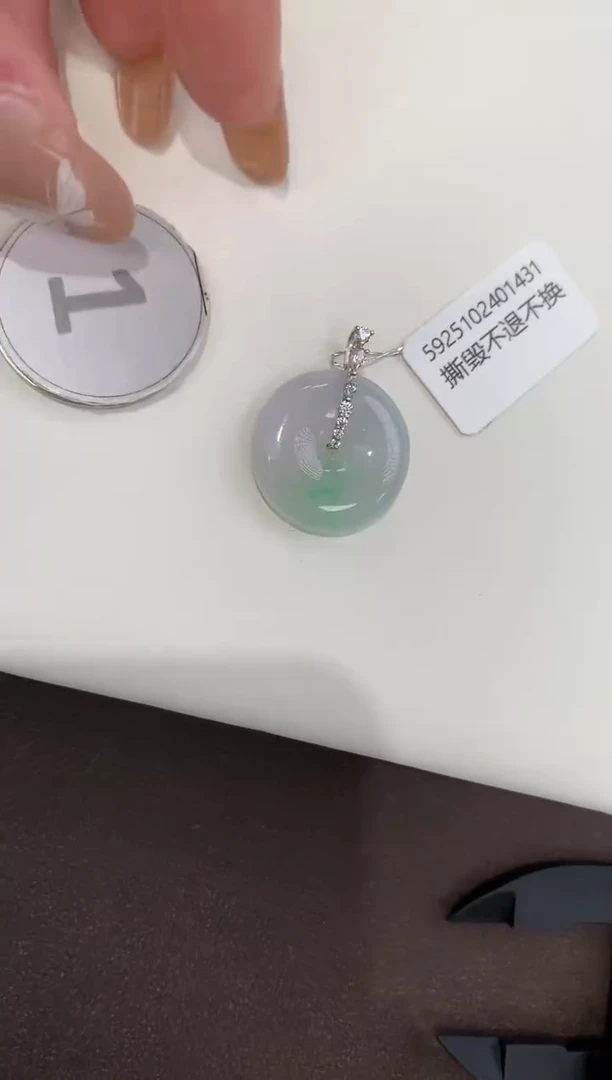 颈饰18K金镶嵌翡翠天然缅甸a货翡翠