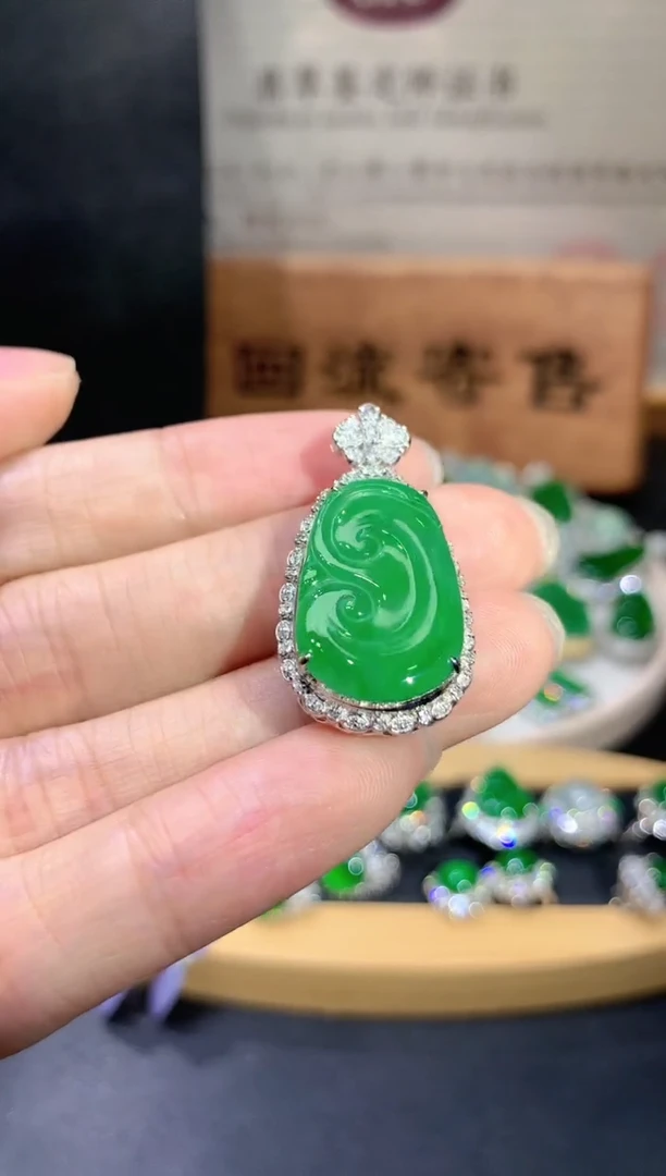 18K金镶嵌定制翡翠团购