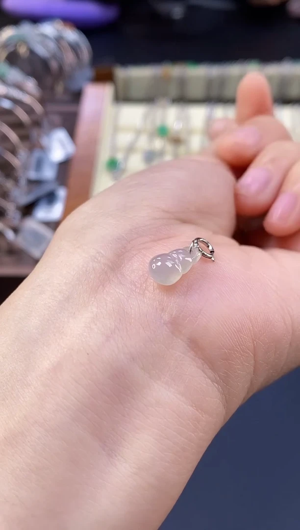 颈饰银S925镶嵌翡翠小***?12585