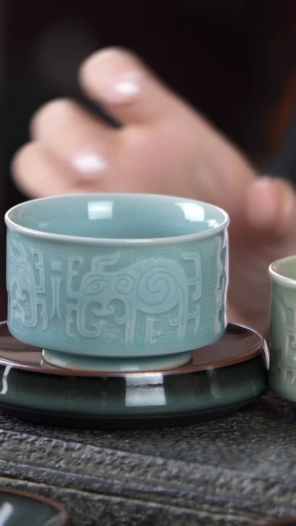 象鼎青铜纹样粉青釉主人杯