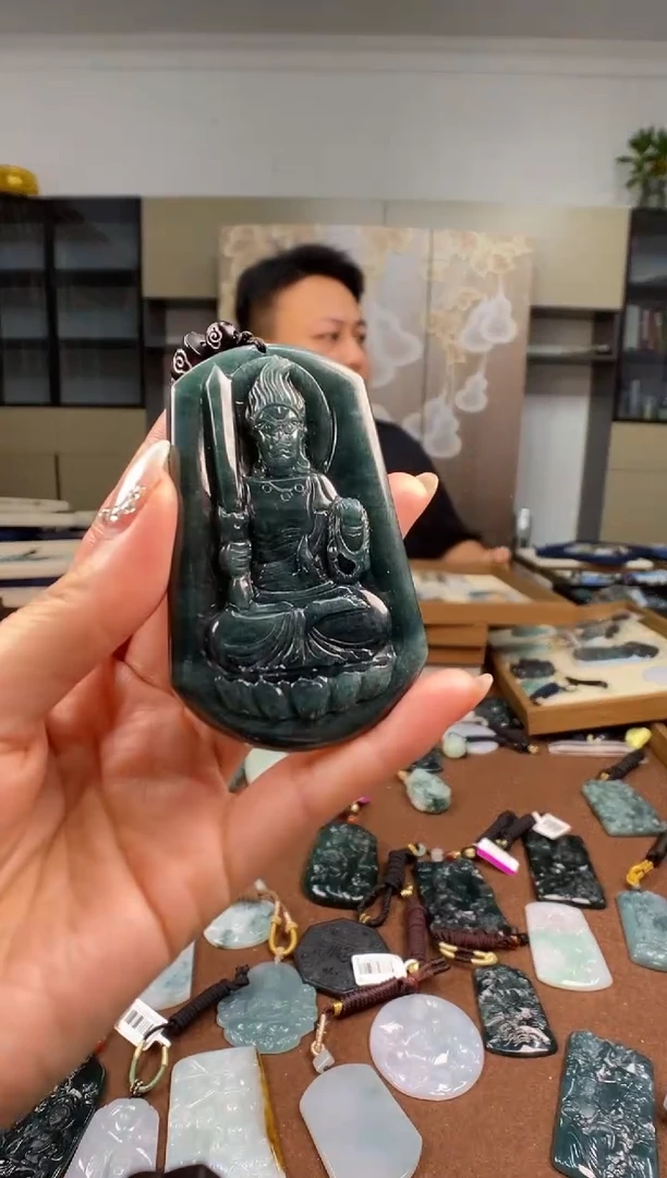 颈饰未镶嵌翡翠 多样性发其一