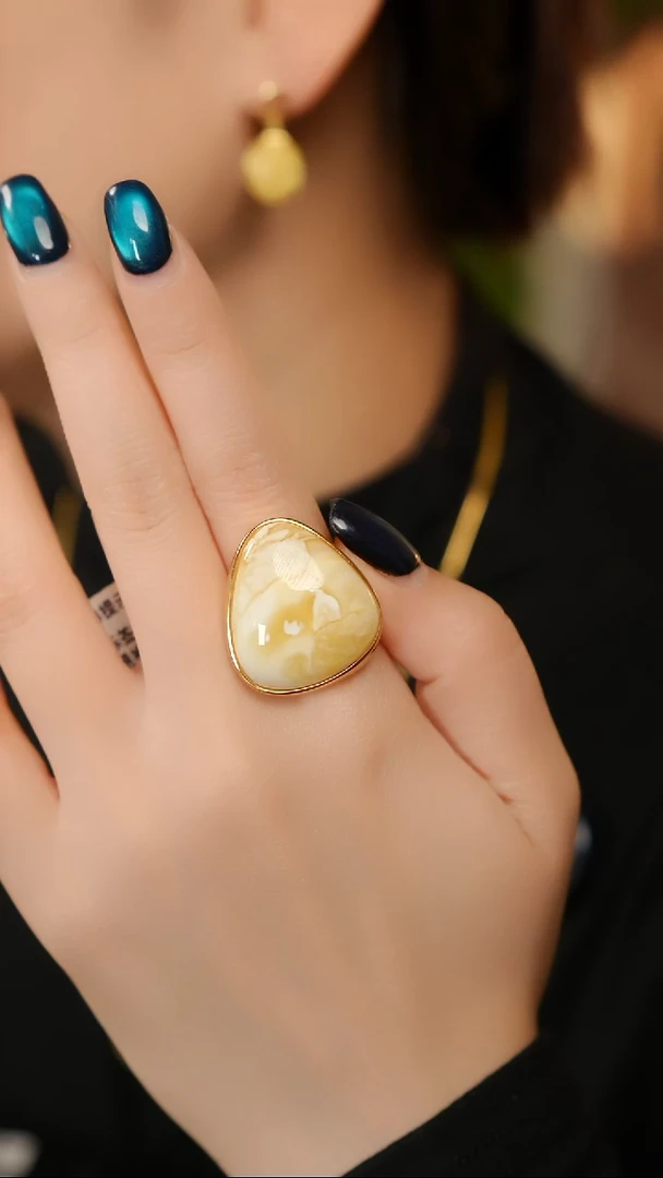 银S925镶嵌蜜蜡戒指漆白戒指