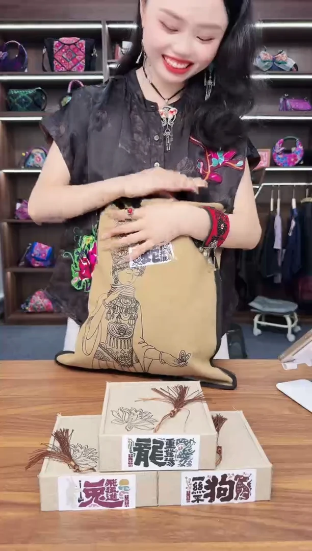 织绣L7（蛇）蒙阿苏苗绣传承