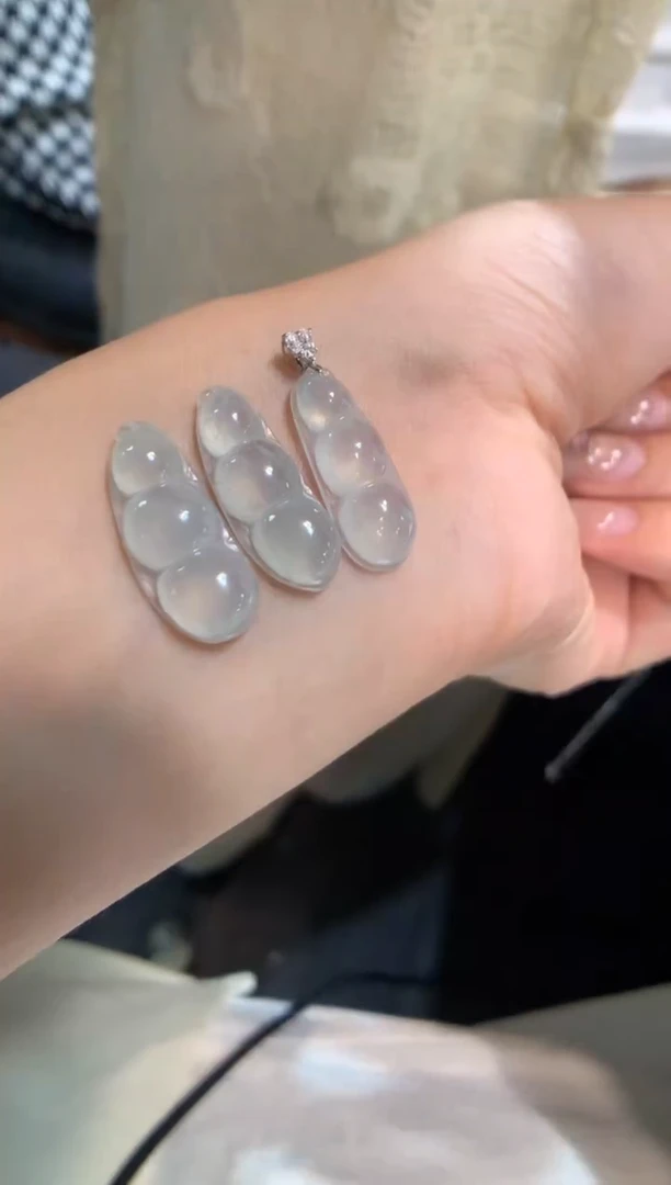 颈饰18K金镶嵌翡翠福豆带18K金扣 多样性发一件