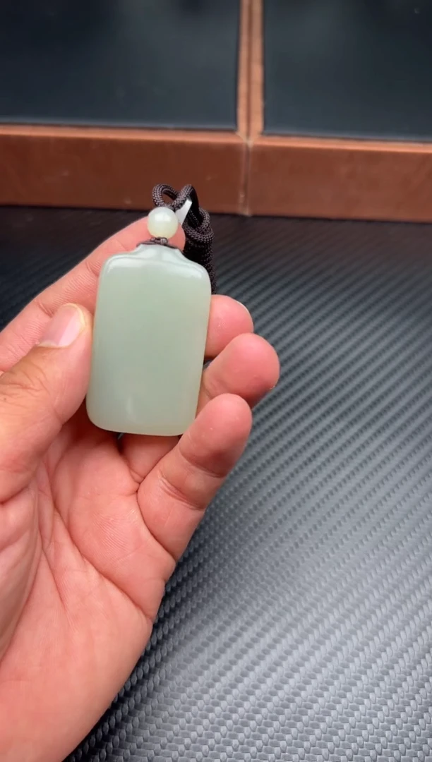 吊坠(赠链)未镶嵌和田玉且末微色差近矿吊坠