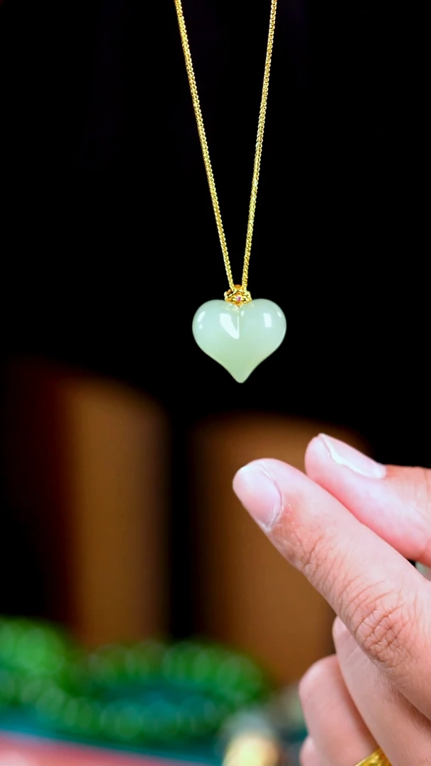 吊坠(不含链)18K金镶嵌和田玉晴水屁桃吊坠