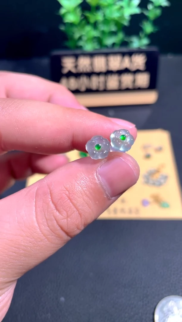 颈饰18K金镶嵌翡翠耳钉