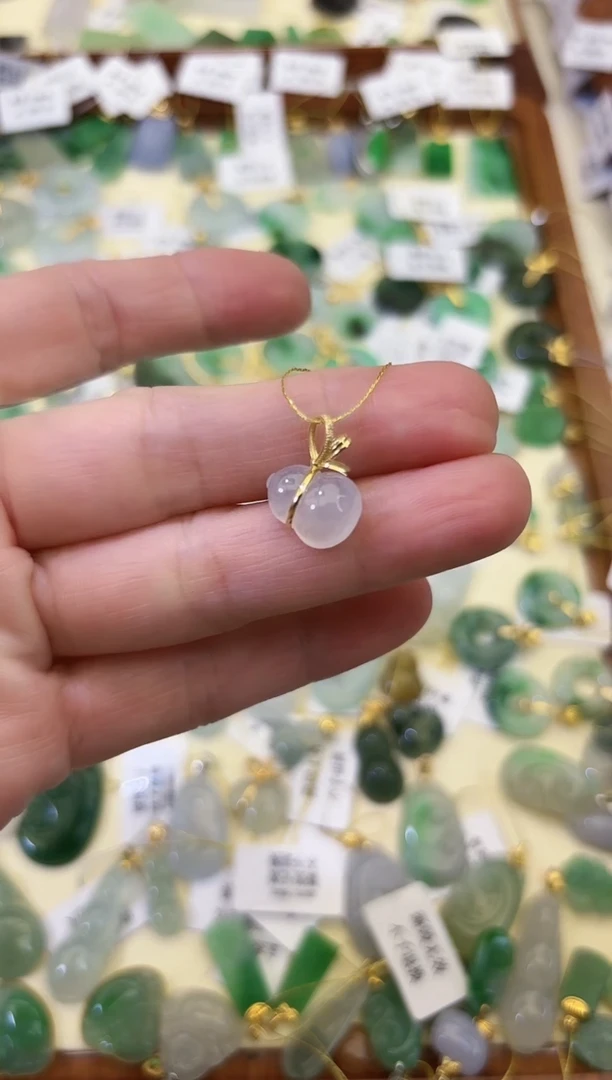 颈饰18K金镶嵌翡翠葫芦