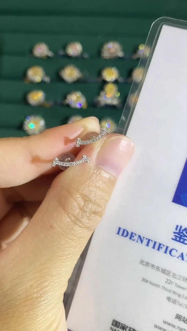 18K金镶嵌耳饰钻石多样性发一