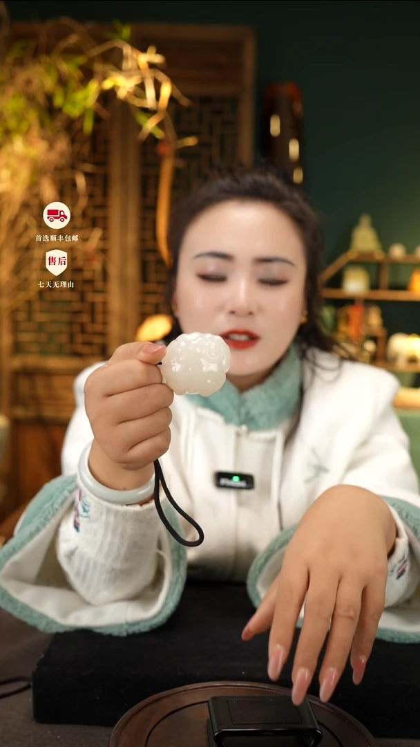 云南石荔枝白雕刻：喜气洋洋白羊把件摆件