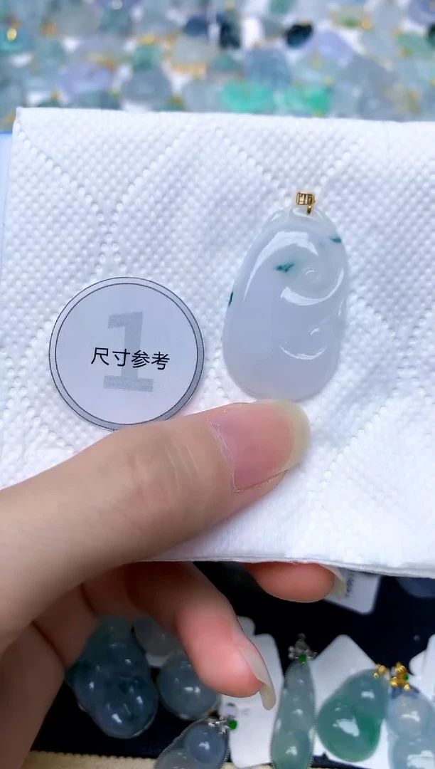 颈饰18K金镶嵌翡翠天然A货翡翠