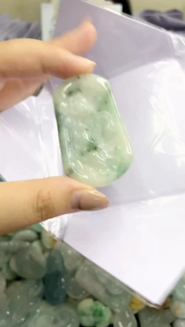 翡翠未镶嵌颈饰星河工厂甄选微瑕介意勿拍~多样性发其一