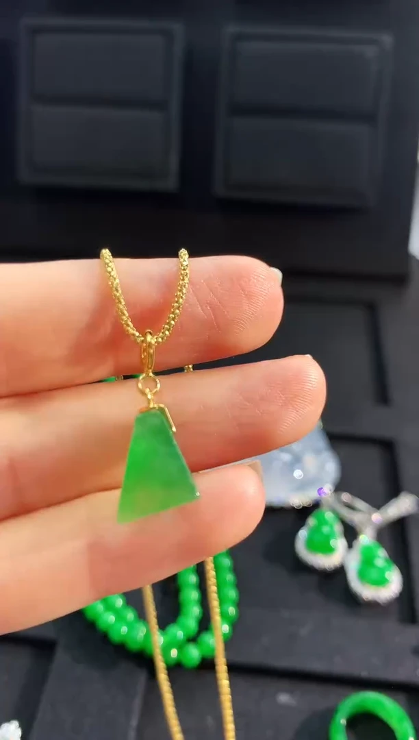 【闪购商品】翡翠吊坠(不含链)18K金镶嵌吊坠