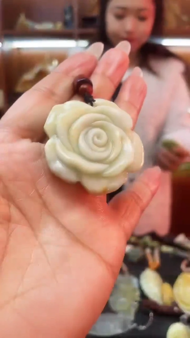 未镶嵌蛇纹石玉吊坠