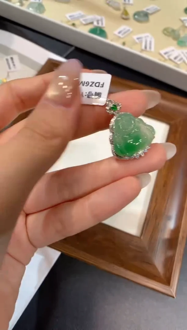 颈饰18K金镶嵌翡翠佛公