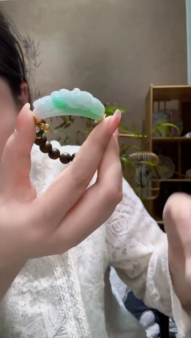 翡翠未镶嵌颈饰手牌