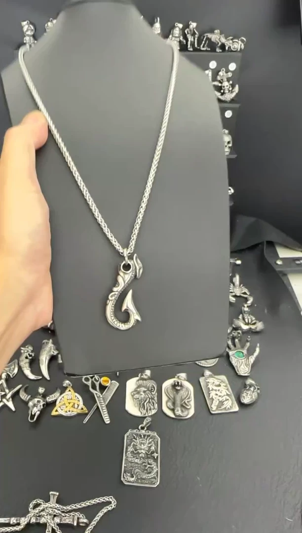 钛钢树脂鱼钩吊坠搭配龙骨项链60CM长