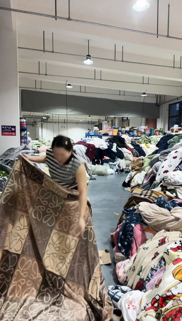 混纺主播手上拿的产品