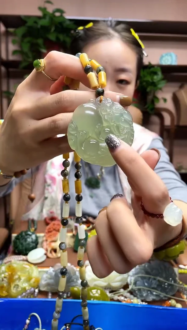 未镶嵌岫玉颈饰·