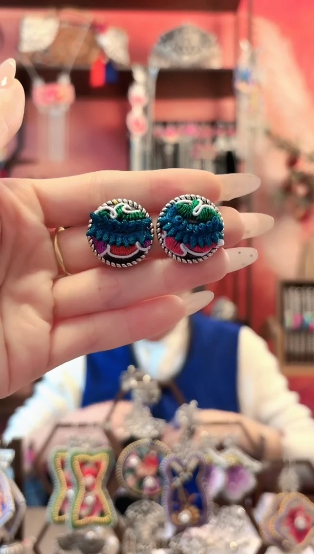 织绣云织谣民族风精美饰品   306