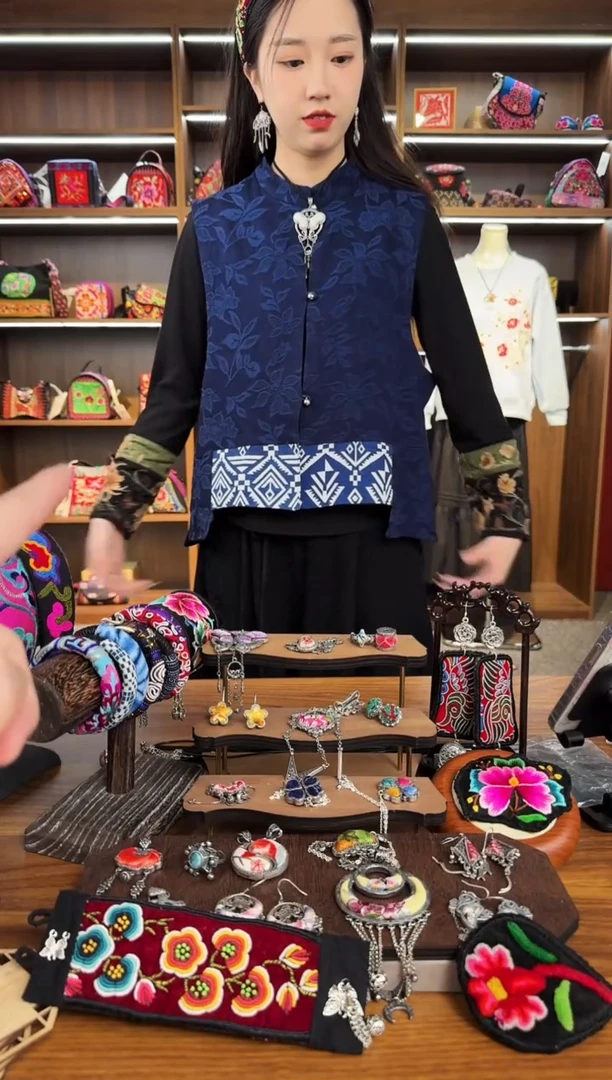 【闪购商品】织绣A3蒙阿苏苗绣传承