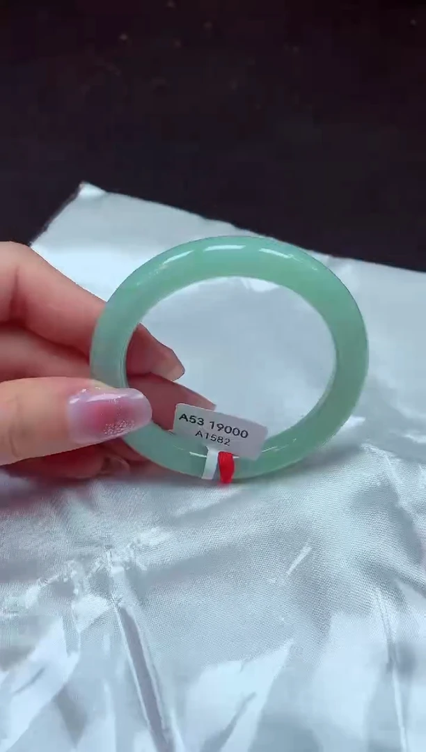 【闪购商品】翡翠手镯未镶嵌镯子53+