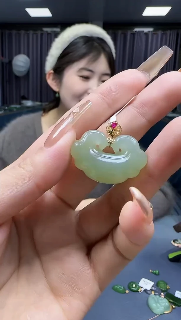 【闪购商品】和田玉挂件18K金镶嵌1