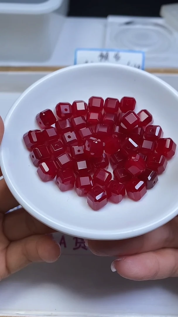 未镶嵌玛瑙手饰E572 鸽血红方糖10mm2个9.9元