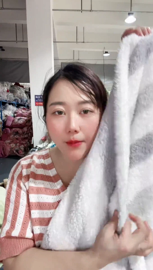 牛奶绒主播手上展示的产品