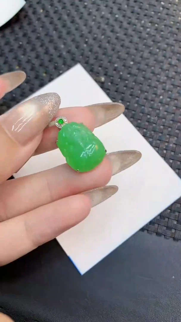 颈饰18K金镶嵌翡翠1