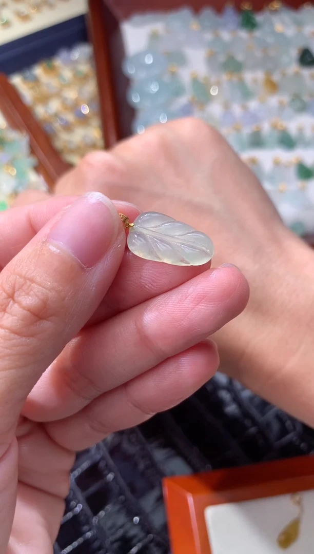 颈饰18K金镶嵌翡翠翡翠