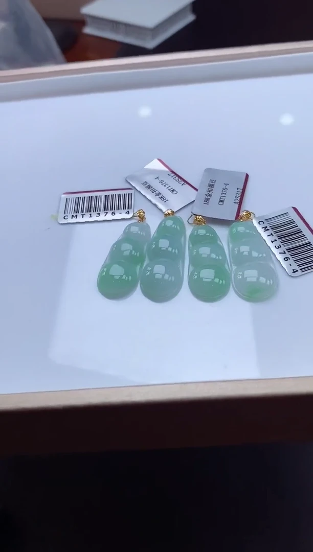 吊坠(不含链)18K金镶嵌翡翠豆子18K金扣多样性发其一@@CMT1376-4