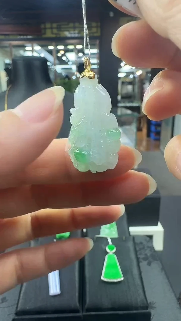 颈饰18K金镶嵌翡翠白菜挂件