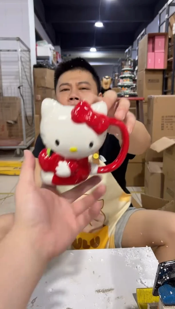 瓷片红色kt猫抱苹果全身杯