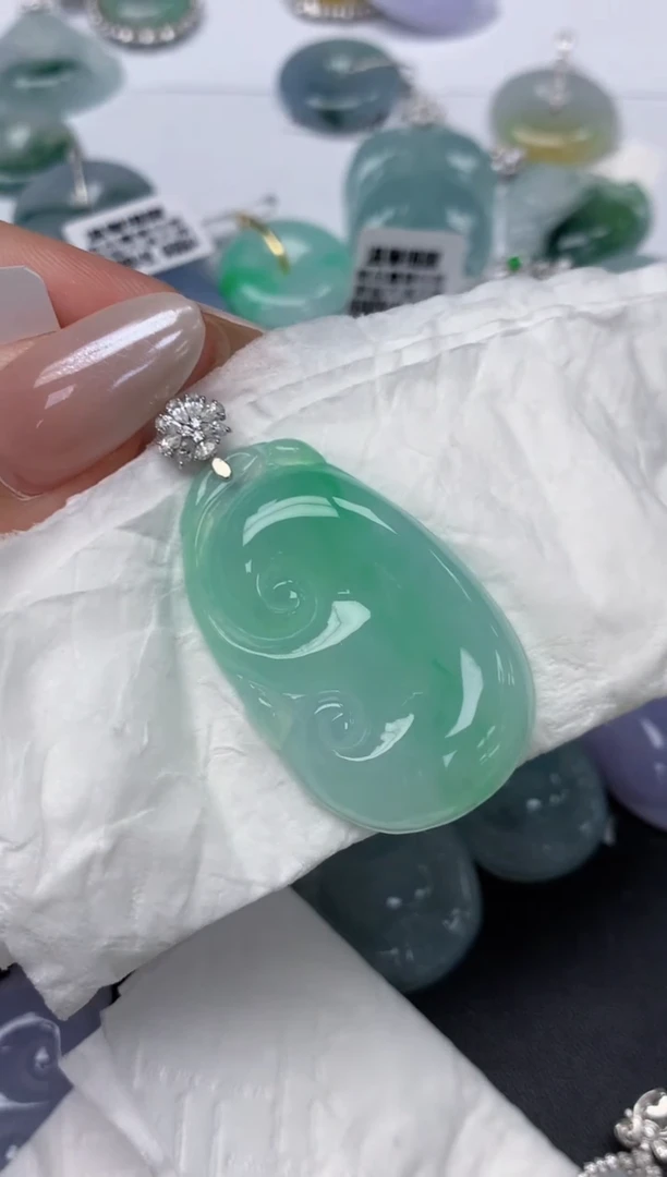 颈饰18K金镶嵌翡翠j**n百元以上9元证书费自理