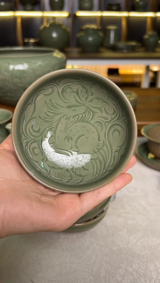 瓷片瓷片纯手工内外双刻灵芝卧鹿普洱杯号特价