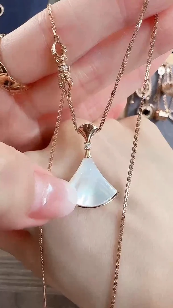 吊坠不含链贝壳（贝母）18K金镶嵌18K金钻石裙子吊坠