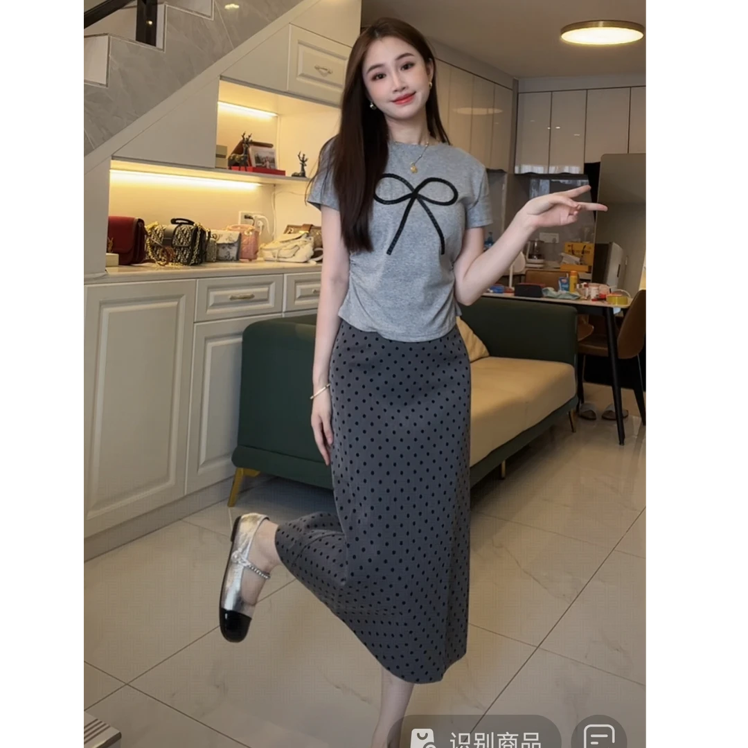 夏季穿搭灰色蝴蝶结正肩T恤显瘦设计感上衣+灰色波点半身裙套装